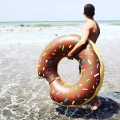 KOŁO DMUCHANE DONUT BRĄZOWE PLAŻOWE PĄCZEK